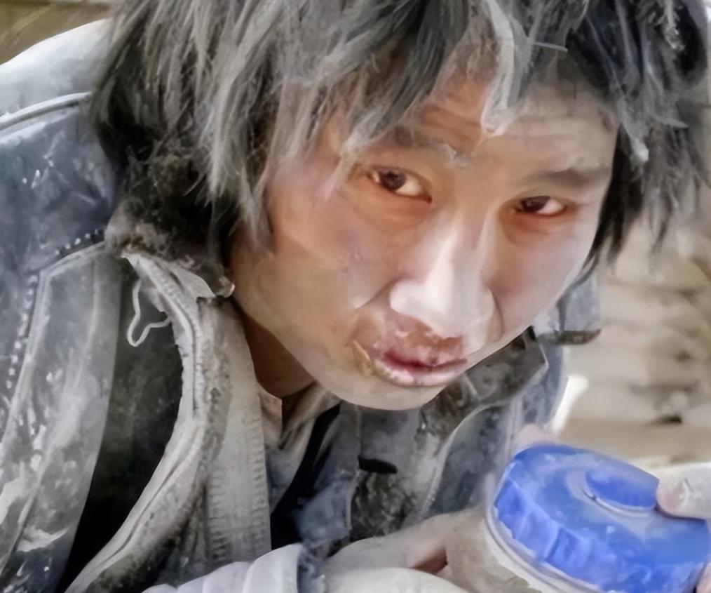 2011年，大学生崔松旺伪装成流浪汉，浑身散发恶臭，牙齿布满污垢，每天在垃圾桶旁