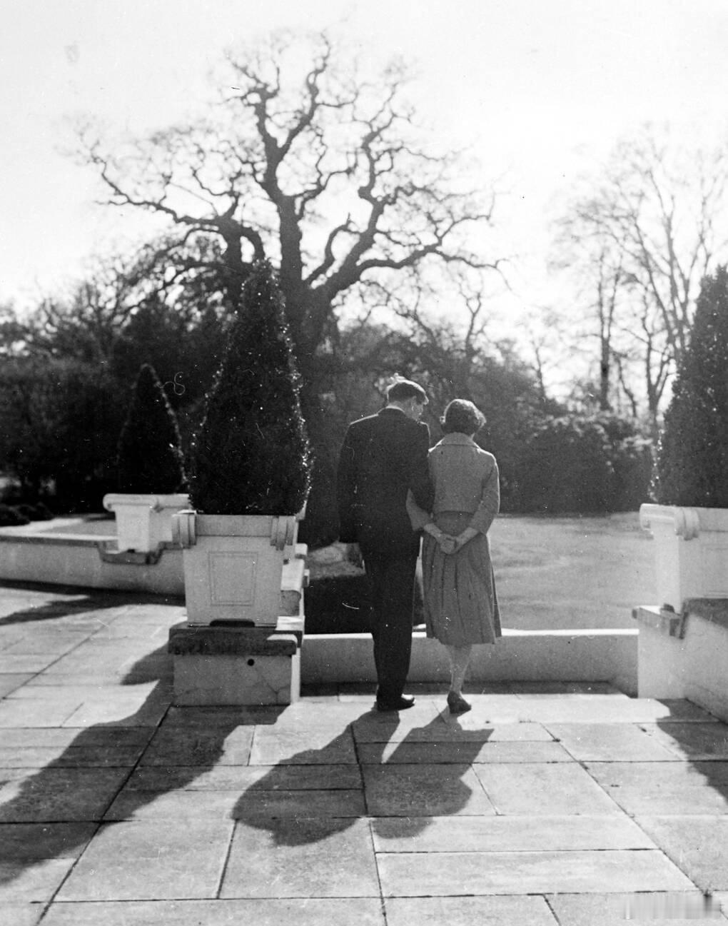 世界各国王室[超话]下周一场葬礼，一场王室订婚。[祈祷][祈祷][祈祷][鲜花]