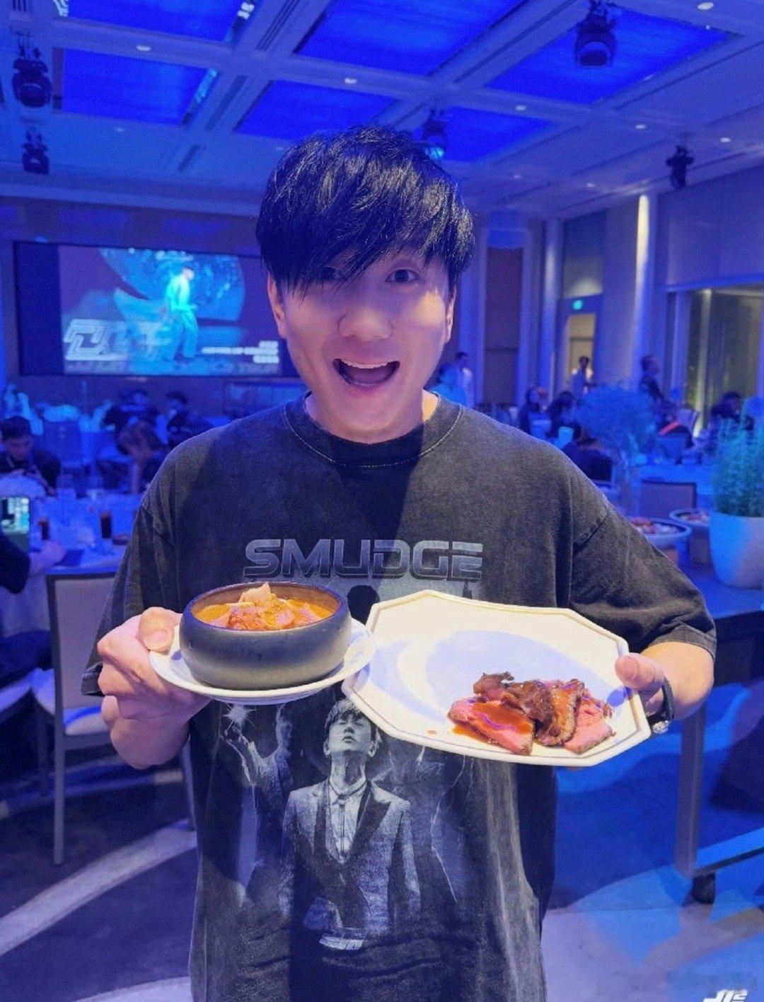 看早期采访就知道，林俊杰择偶标准其实挺高的，他喜欢长得好看独立有主见的，事业有成