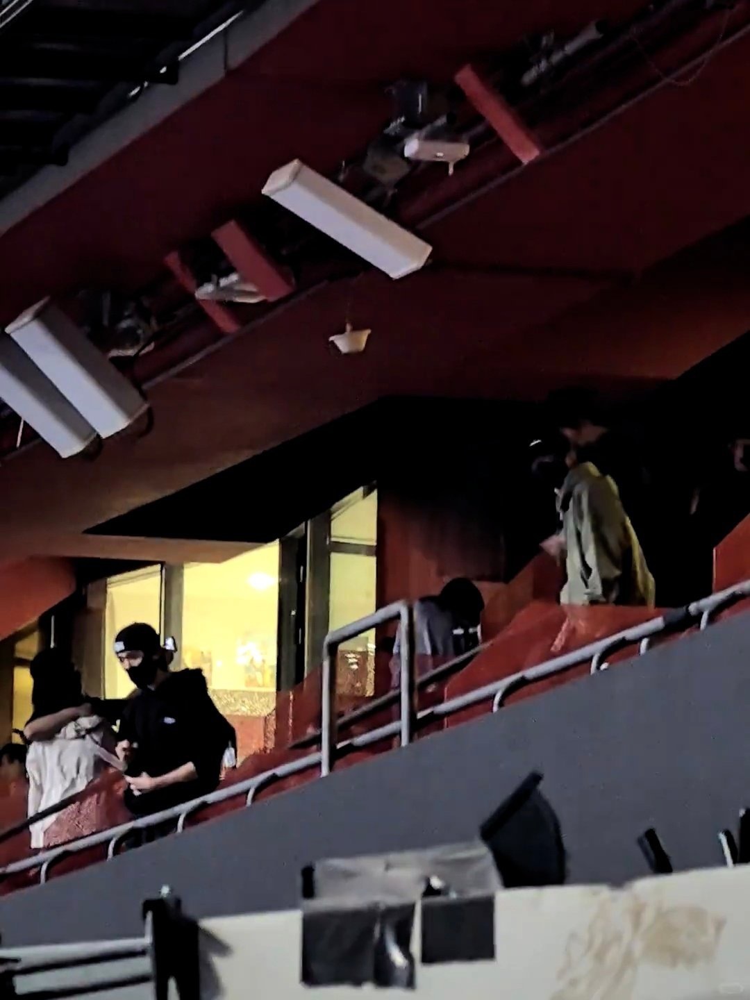 马嘉祺丁程鑫贺峻霖看张杰演唱会马嘉祺丁程鑫贺峻霖兄弟几个是来张杰鸟巢演唱会团建的