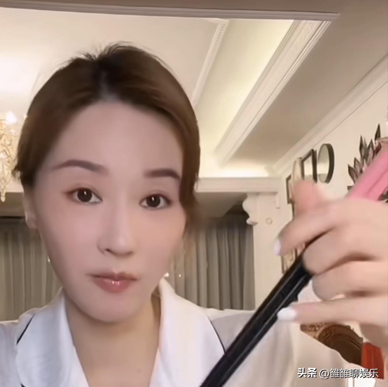 马景涛前妻吴佳妮在直播时说：

“我不会用筷子，我以前是住校的，老师只教我们减肥