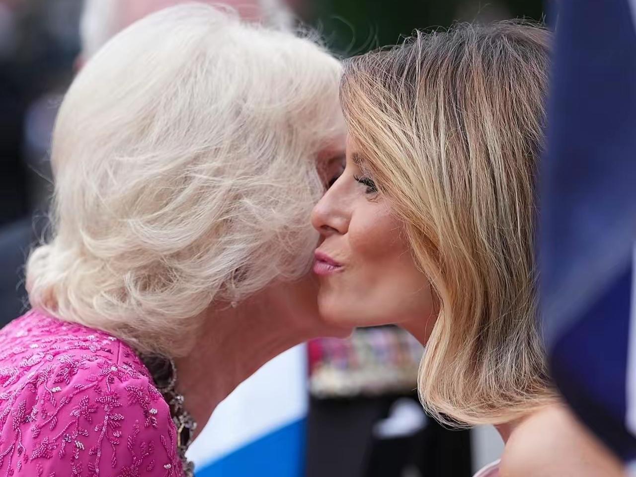 第一夫人梅拉尼娅，那是一点面子都不给卡米拉呀！
人家卡米拉去了美国，那是准备的妥