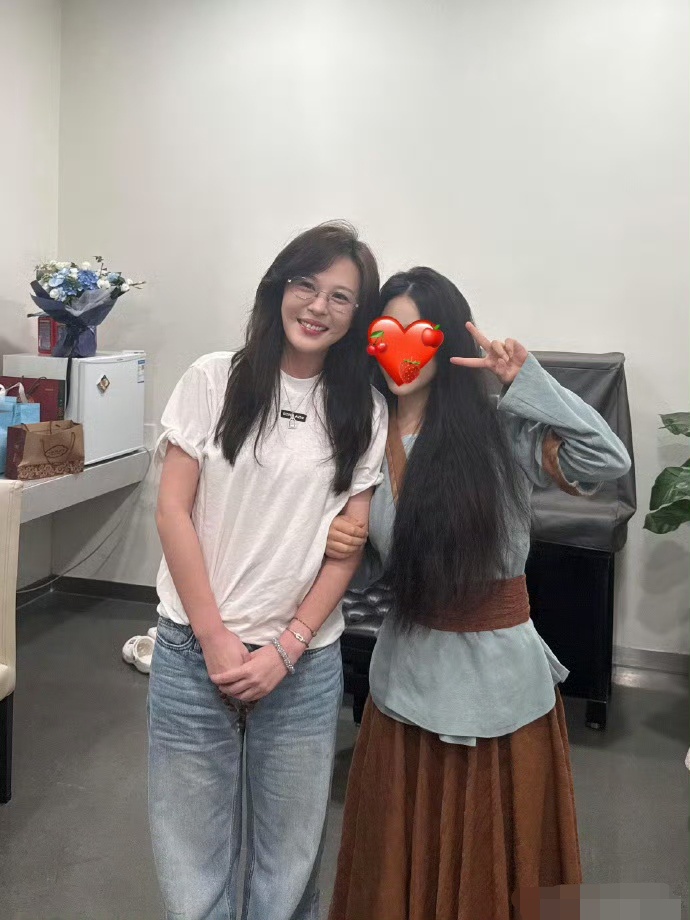 李金铭露面 消失已久的李金铭终于现身，她状态很好啊 