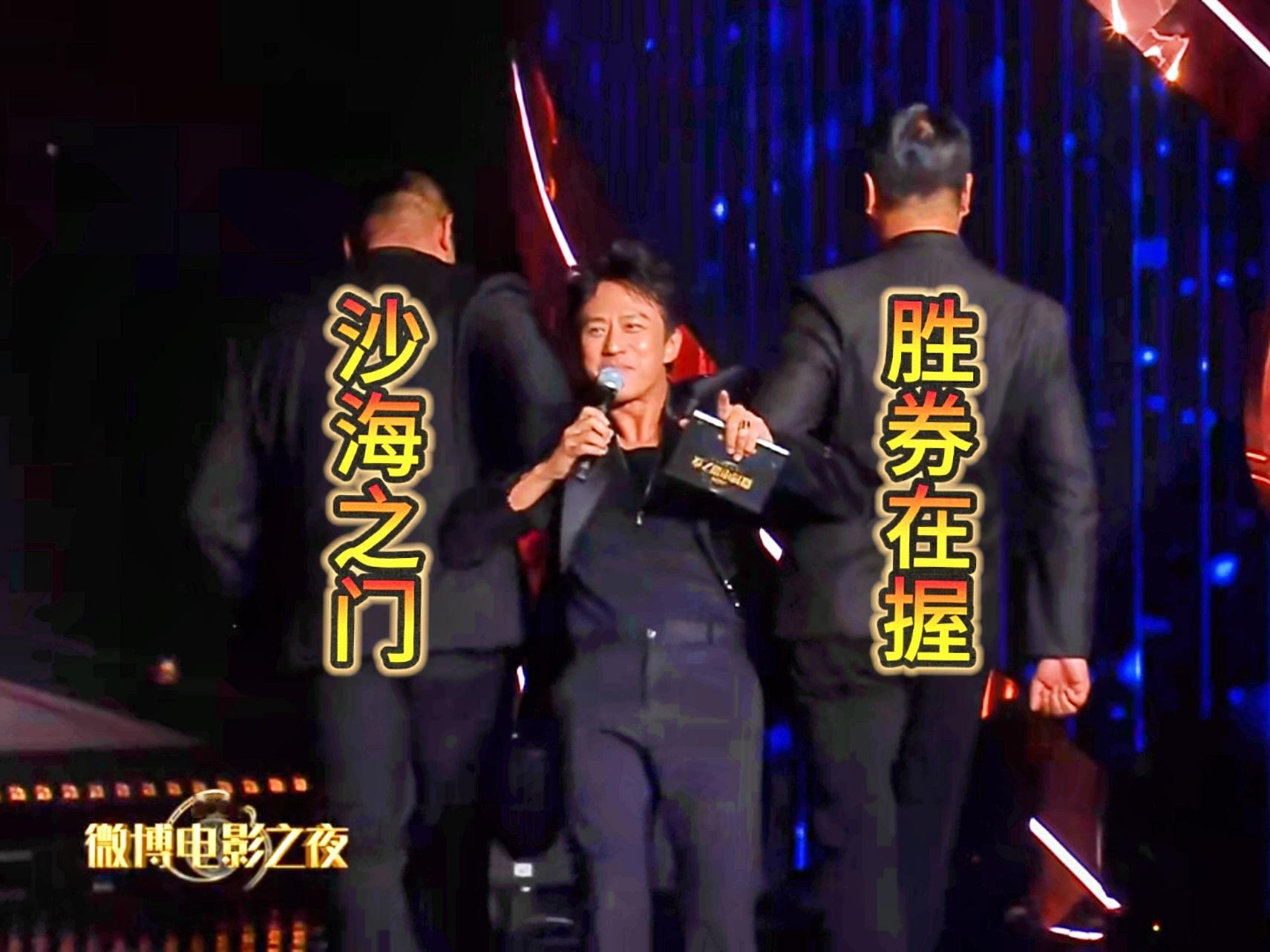 #邓超被架走# 邓超的演技封神了，真的把即兴表演刻画得淋漓尽致，那种老友之间的互