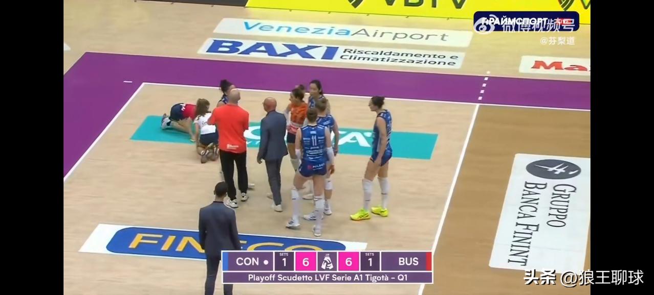 加比和朱婷相撞后不适，据主教练桑塔雷利透露，目前还没有关于加比健康状况的具体信息