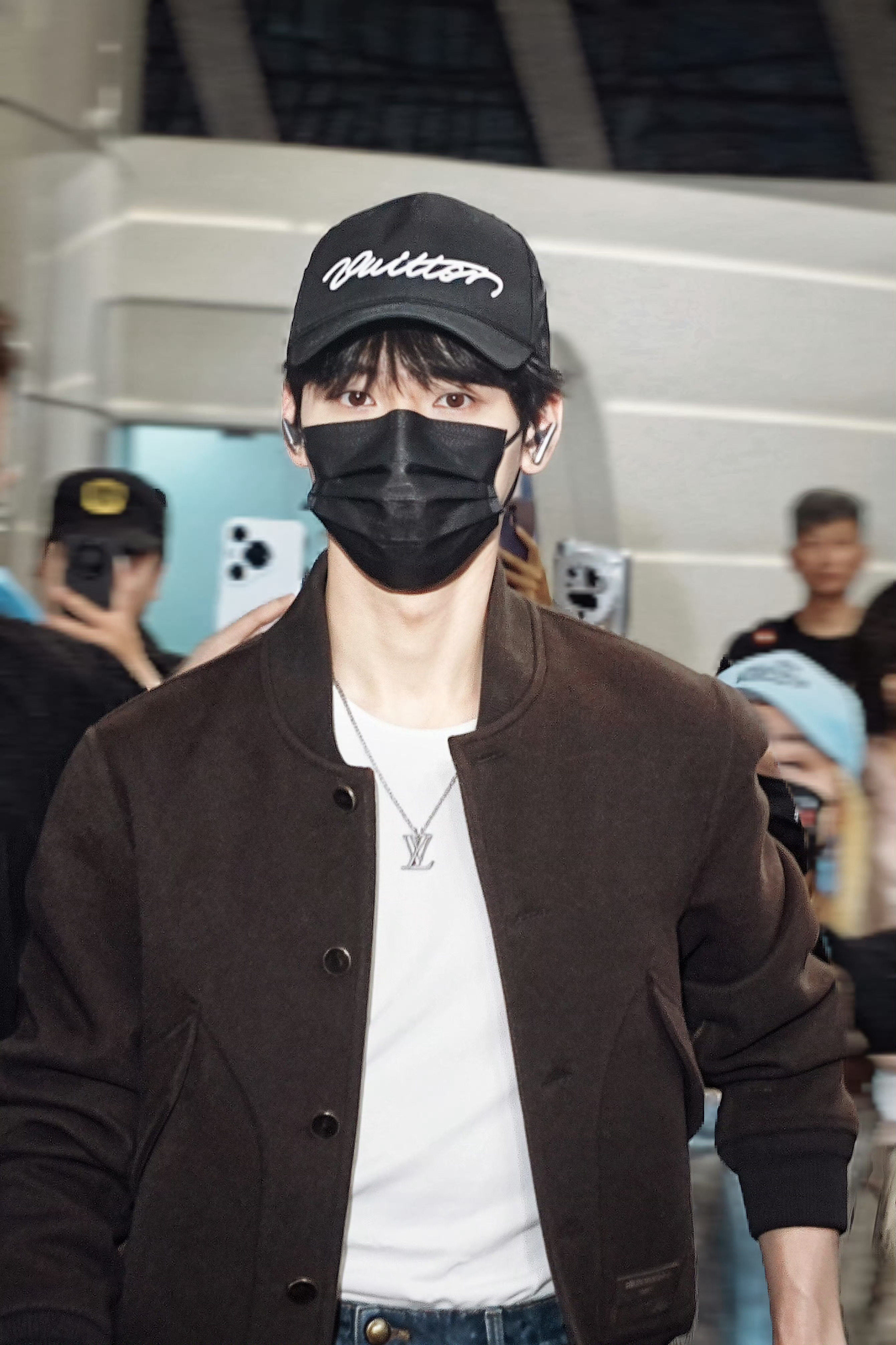 龚俊 × Louis Vuitton 2027春夏男装大秀机场出发 ✈️ 巴黎男