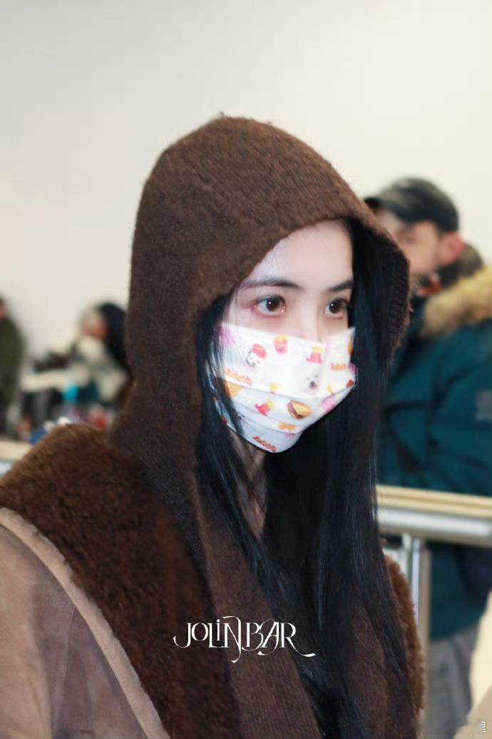 蔡依林巴黎接机高清美图长途飞行画下句点，蔡依林踏足巴黎街巷。墨镜掩不住眼角星光，