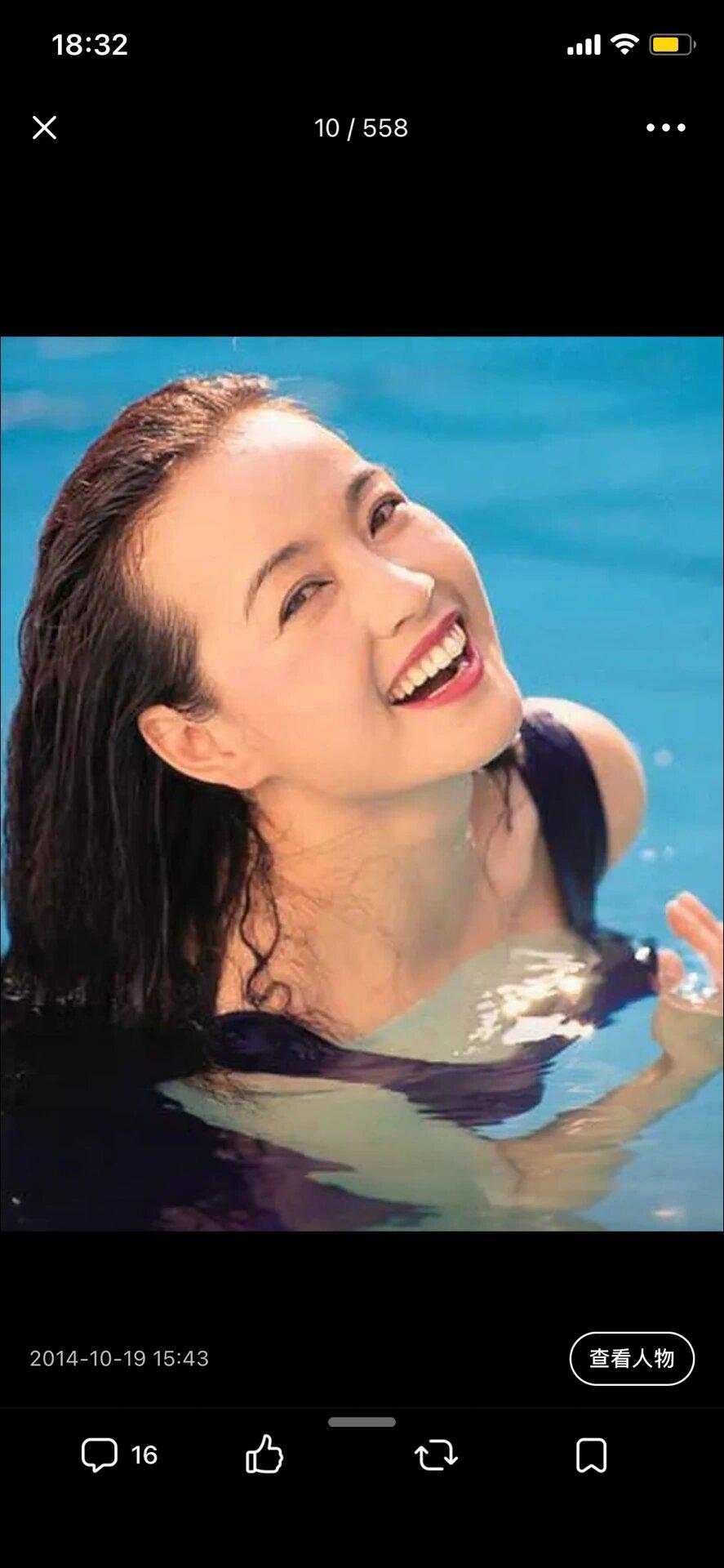 左边这位如同仙女戏水，右边那位仿佛海怪出水透气。

左边这位多才多艺多金！右边那