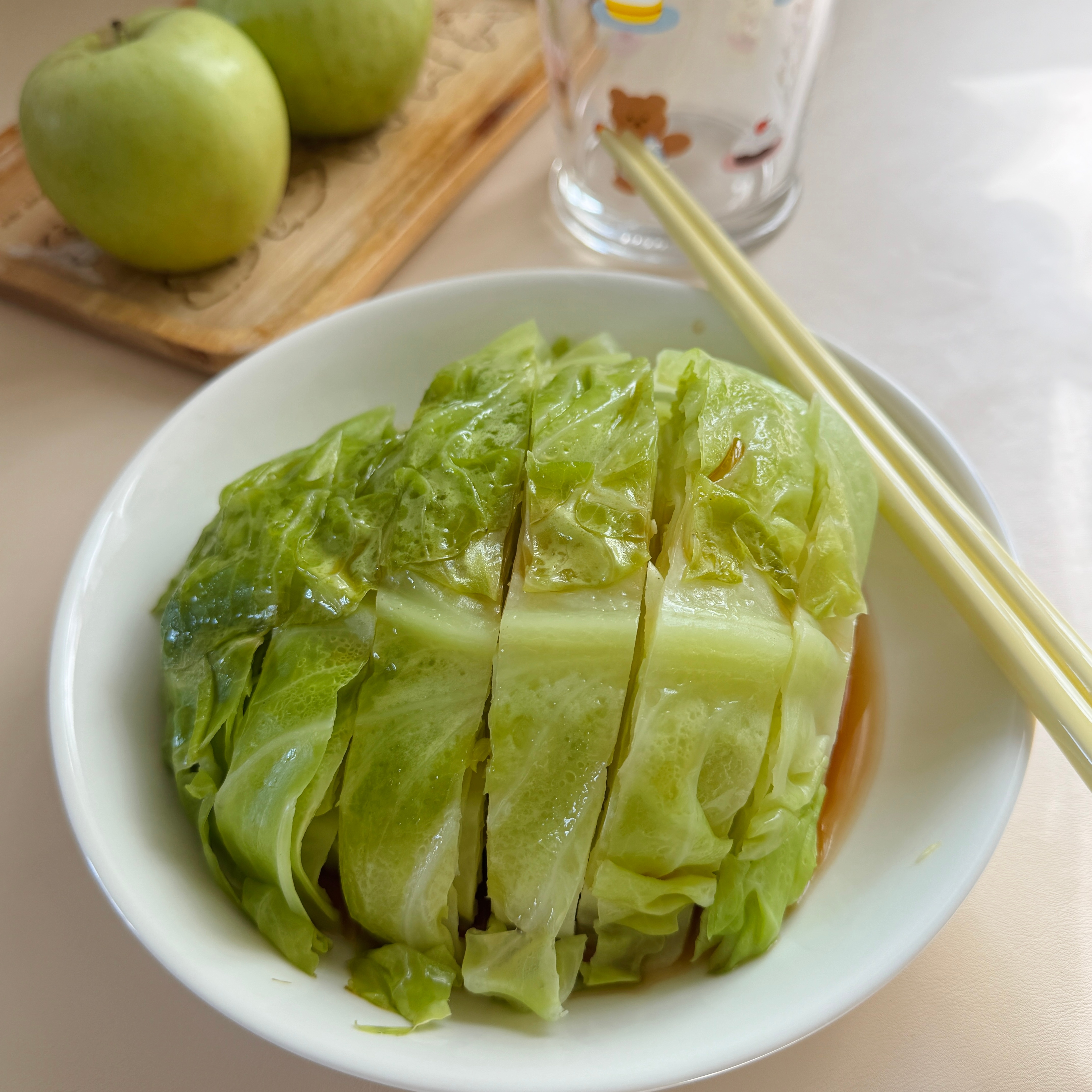今天吃蒸包菜 好好吃热量也很低  做法也很简单 切一半然后切块 放两勺生抽一点香