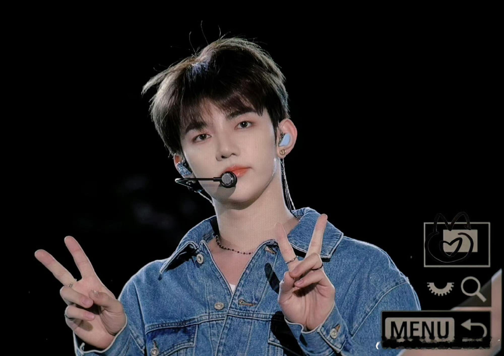 #章昊[超话]#昊委屈 kiss kiss😘今天是驯服了但没完全驯服的呆毛昊~
