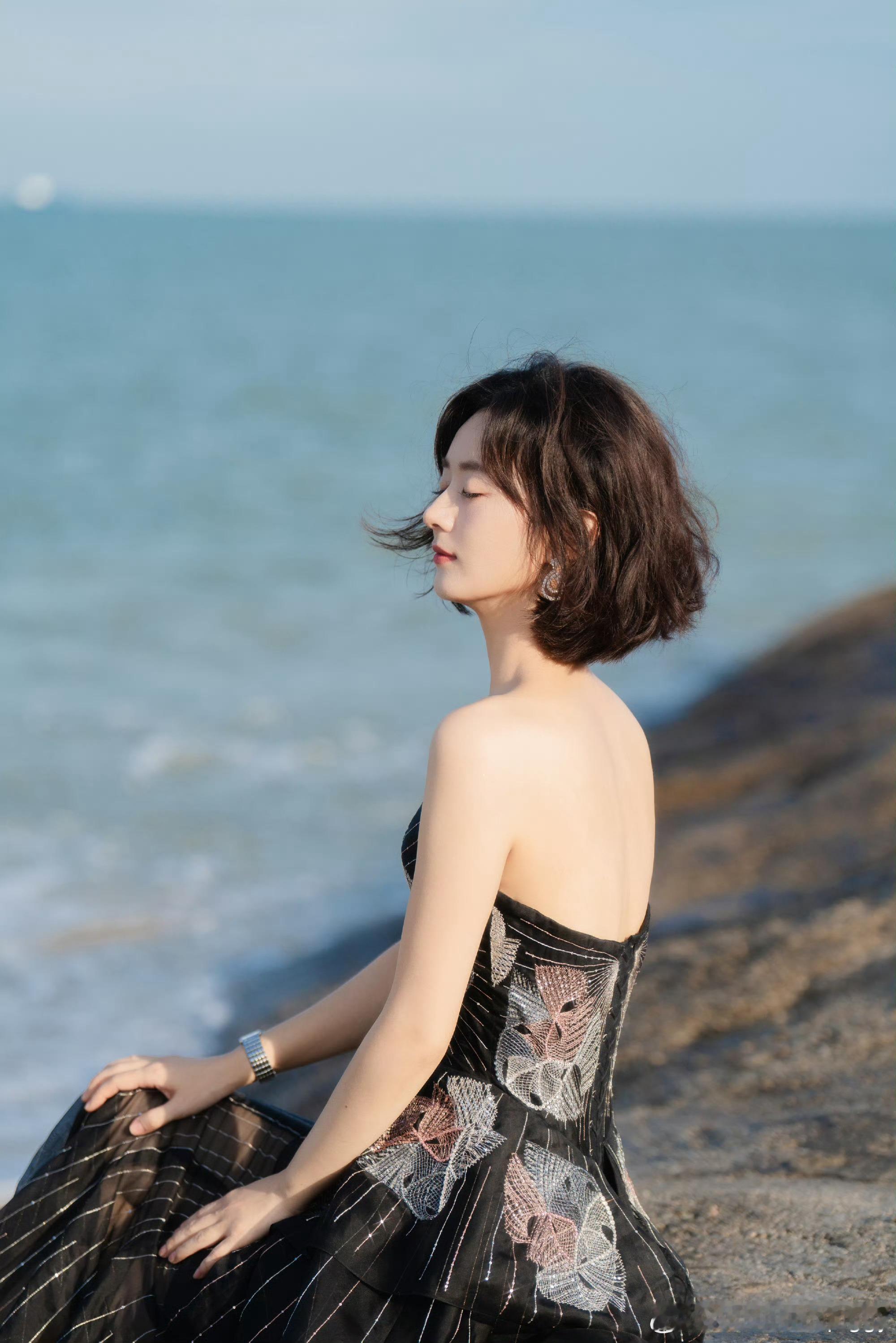 #赵丽颖[超话]##赵丽颖海边静思# 赵丽颖在海边闭眼静思的侧脸好美！俏皮短发与