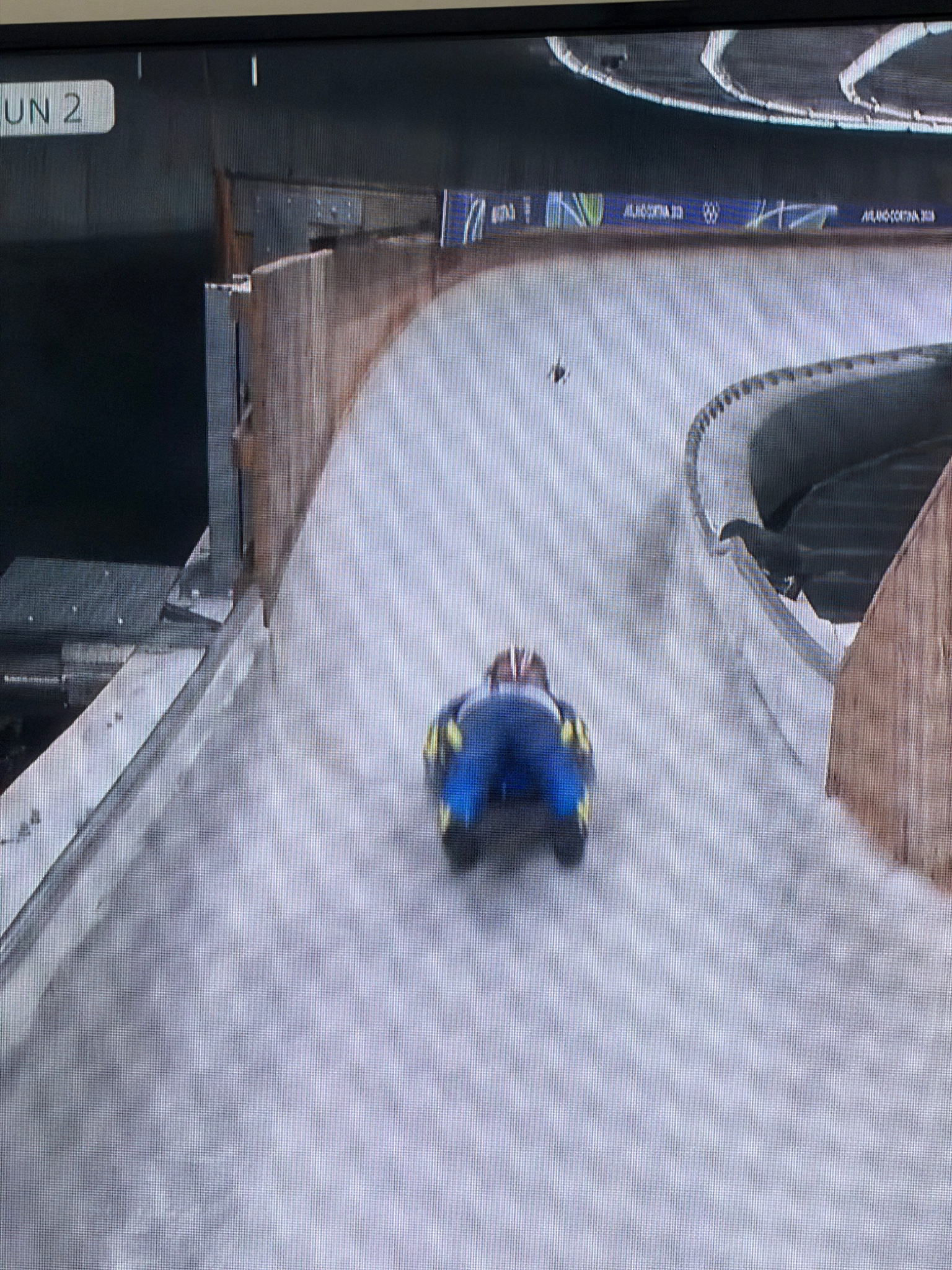 🔻冬奥会上的乌克兰选手。🔻后面是无人机。全民聊冬奥海外新鲜事