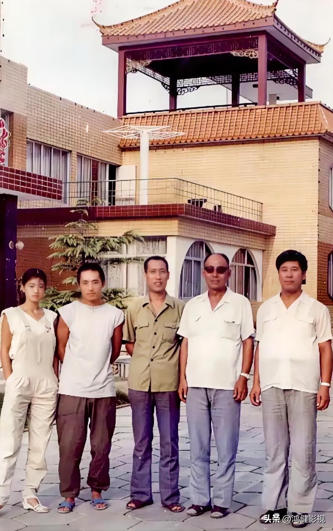 如果能把这5个都认出来的，至少也得60岁以上的老影迷了。
这是80年代拍摄《红高