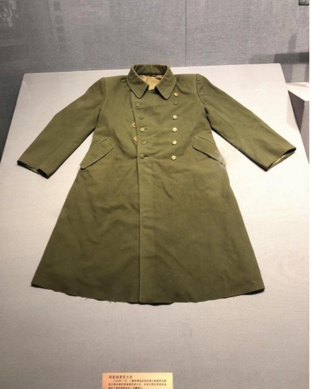 1939年，八路军连长钟茂华，在战斗中缴获了一件日本的军大衣，当他走到杨成武面前