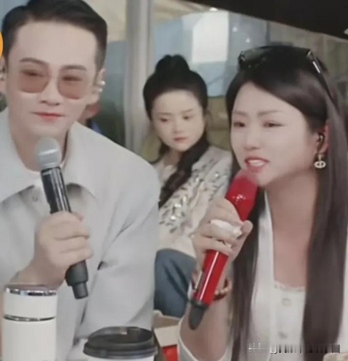 罗姣强调是感恩不是“委身”

罗姣直播时反复说，徐子崴是他的良师益友，遇到徐子崴