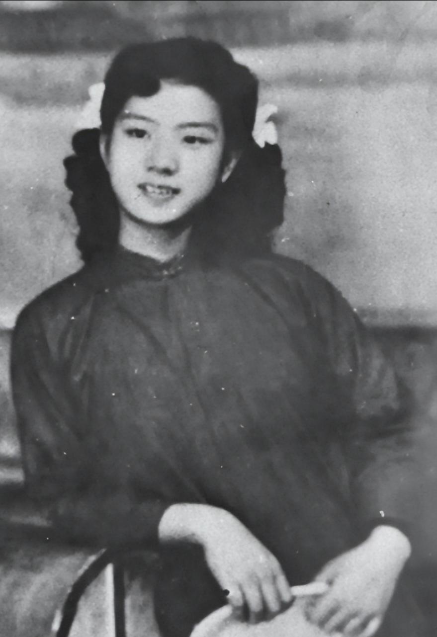 [微风]1949年，特务头子毛森，抓捕了一个交际花小姐，审讯时，毛森用刀划开她的