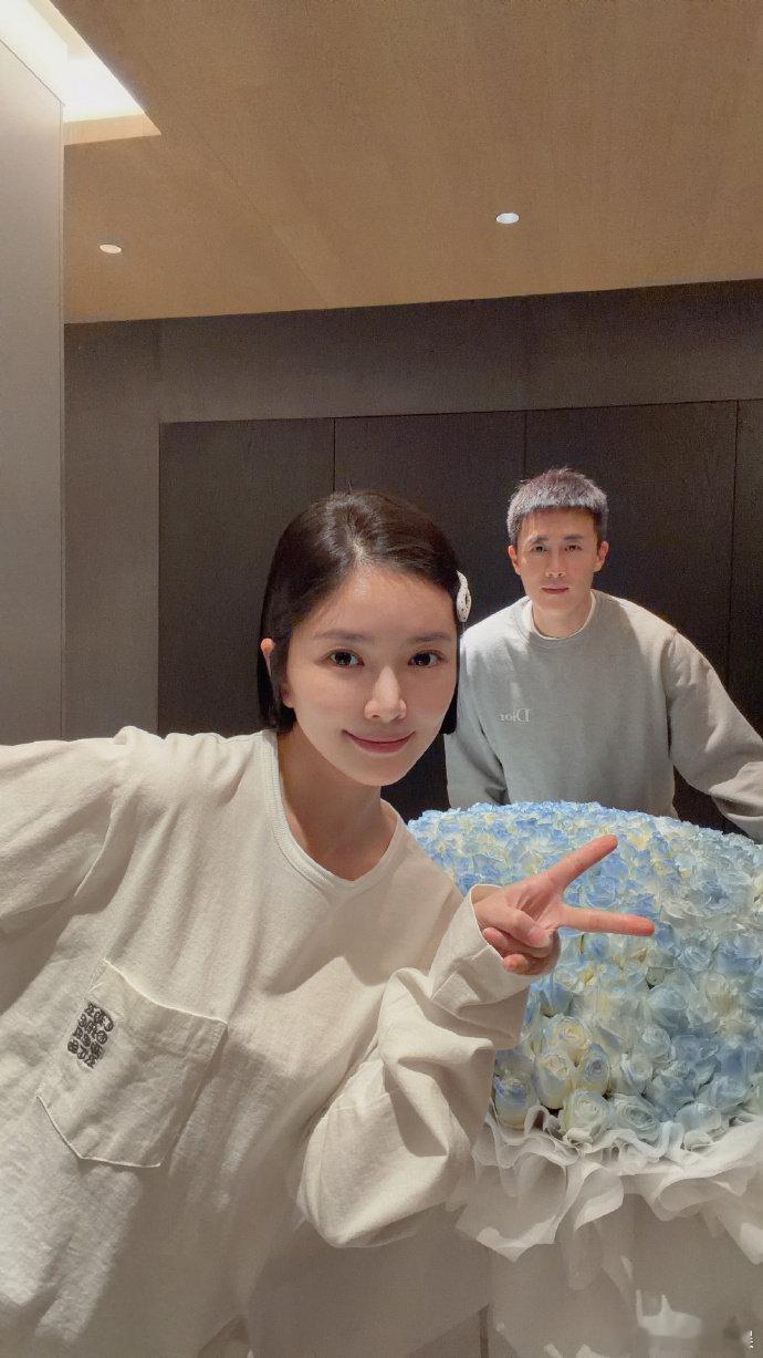 杜淳王灿情人节合照王灿剪了短发 杜淳王灿情人节合照，王灿的新短发造型真的太适合她