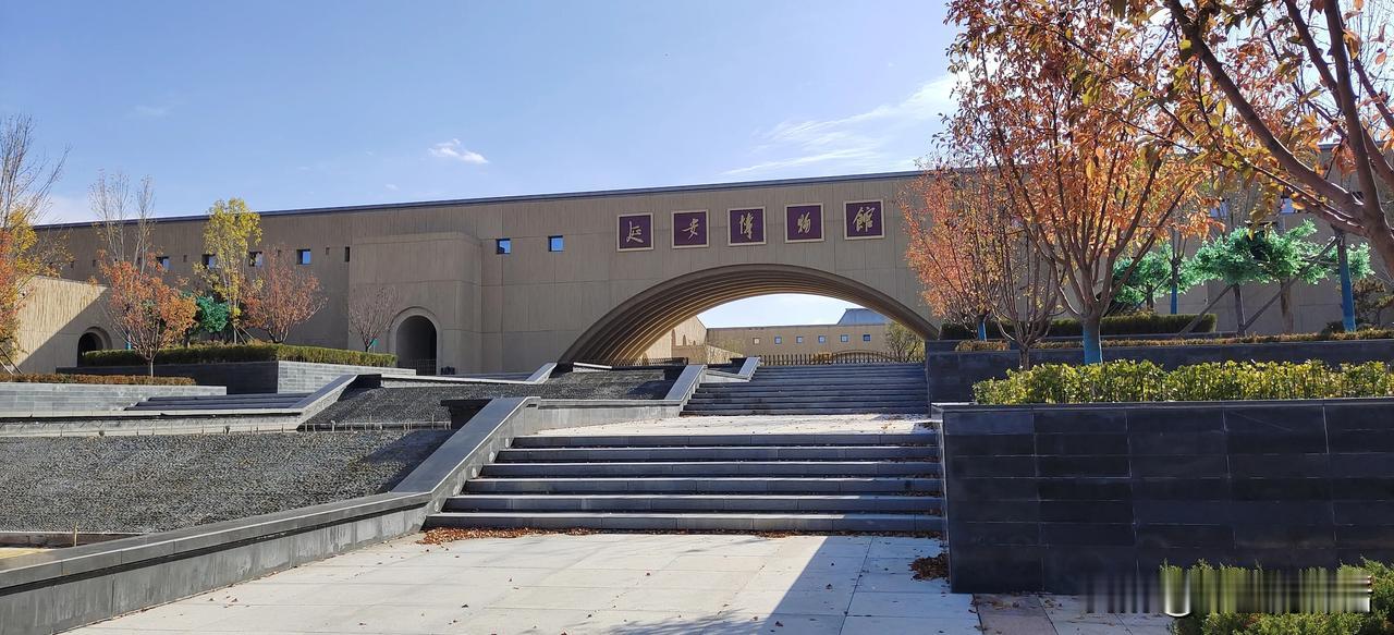 博物馆之城
街边也能拍美景 
博物馆的周边，环境好，树木多。落叶散落的通道，不至