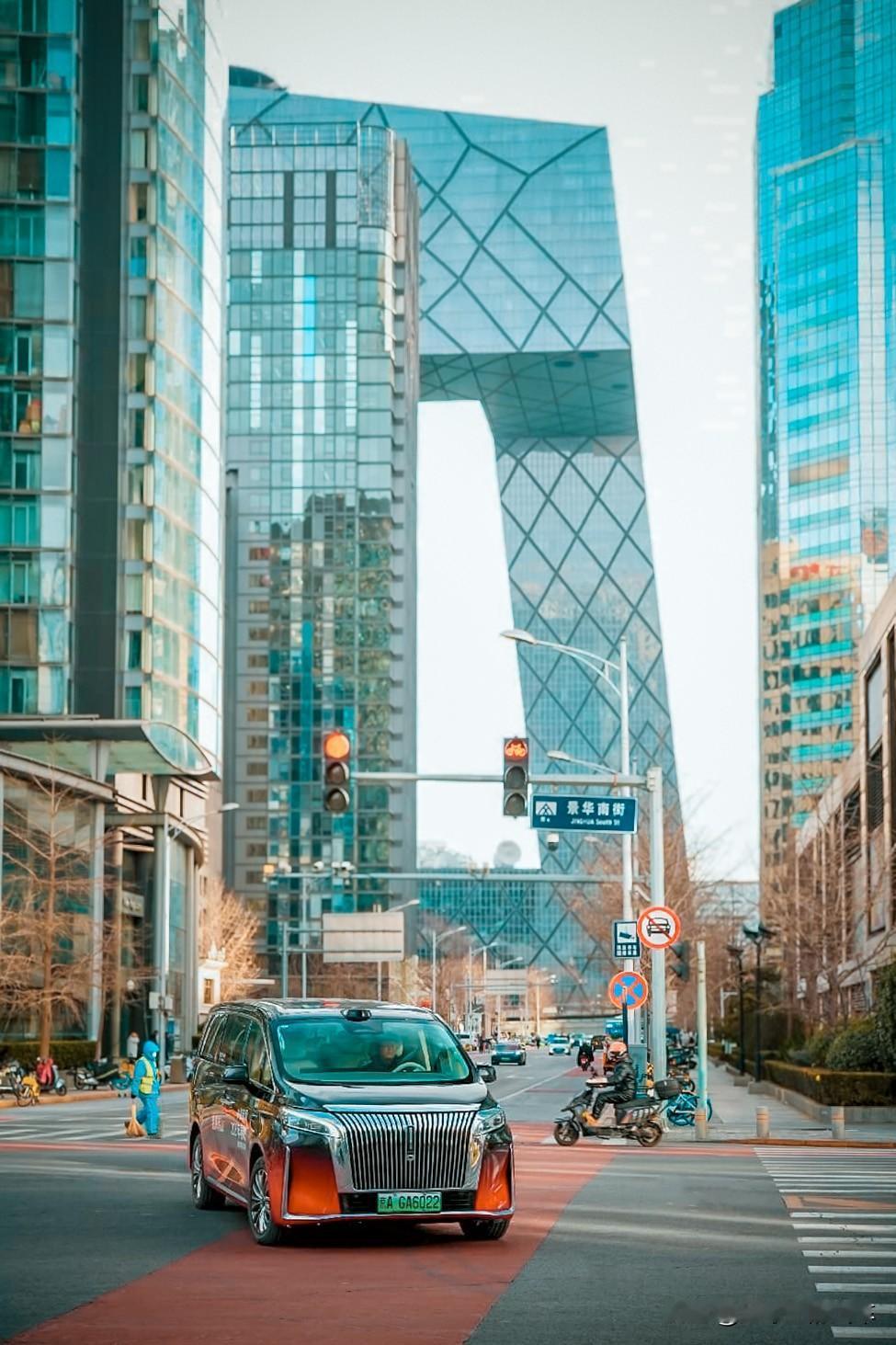 长城的宣传，终究还是太低调、太保守了。

今年春晚的幕后工作车，清一色的长城魏牌