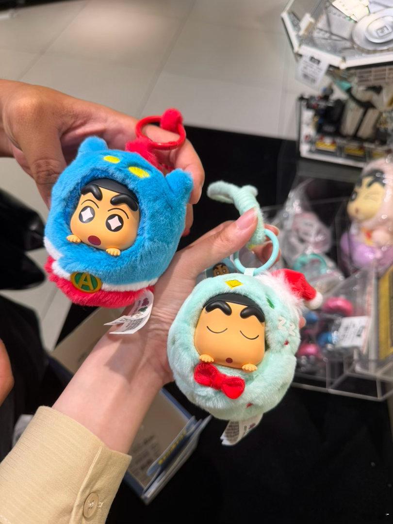 老弟说想买个公仔挂包包逛了两三家，最后选蜡笔小新盲盒我说我也想买，我要睡衣款的，