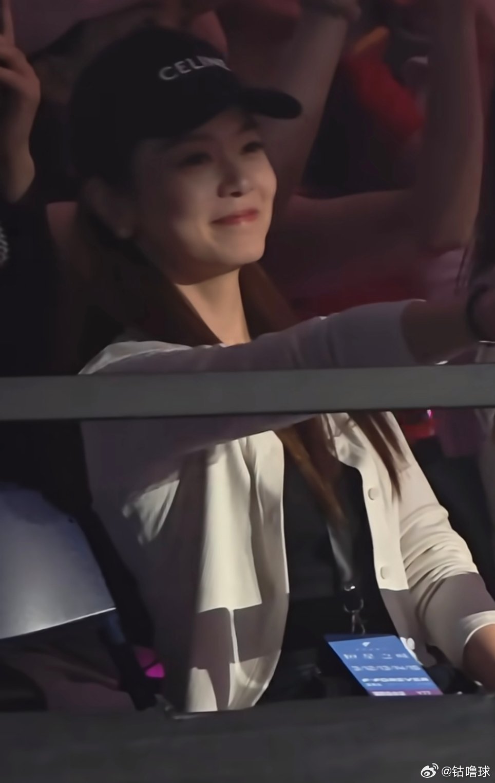 周渝民老婆，高糊都挡不住的貌美。 