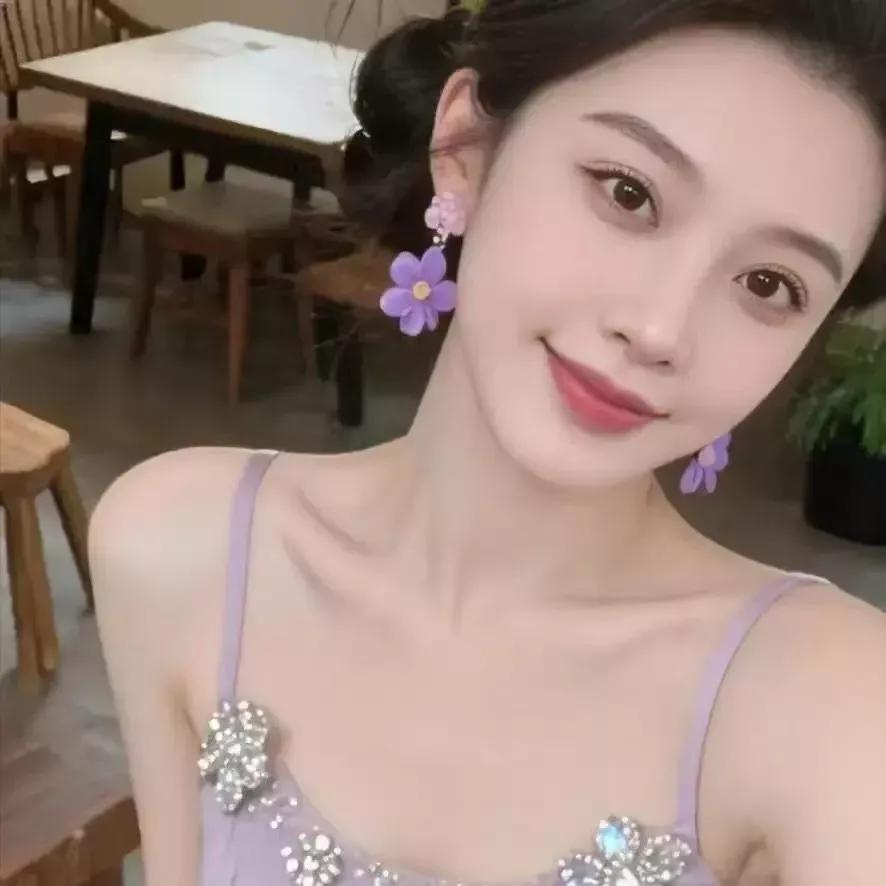 温柔紫调，花饰点缀，咖啡馆里的甜美自拍咖啡馆照 紫色自拍 咖啡厅自拍 咖啡店自拍