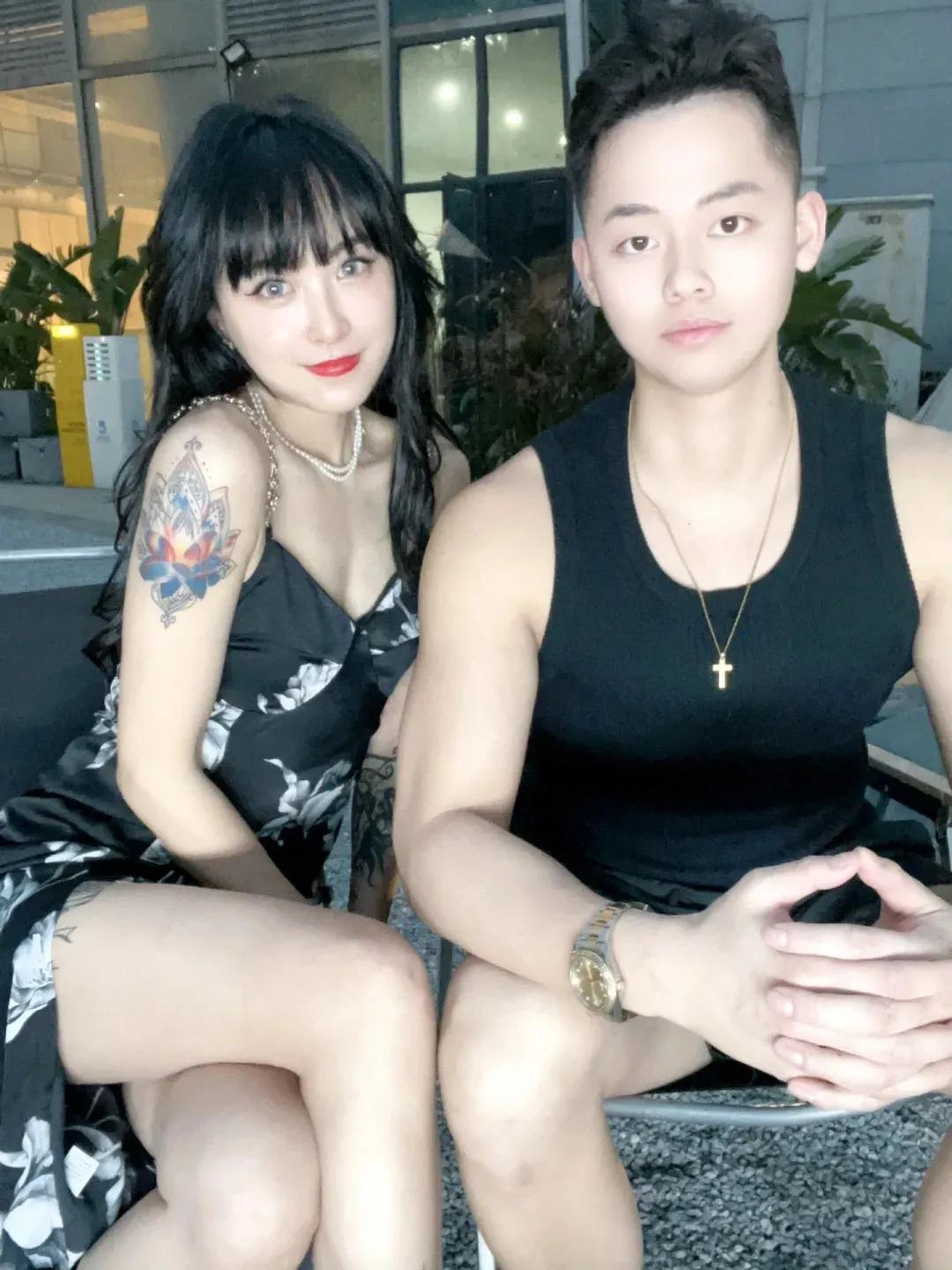40岁单身带两个儿子的女人，如何让小12岁的男友持续上头？
84年出生现在都快4