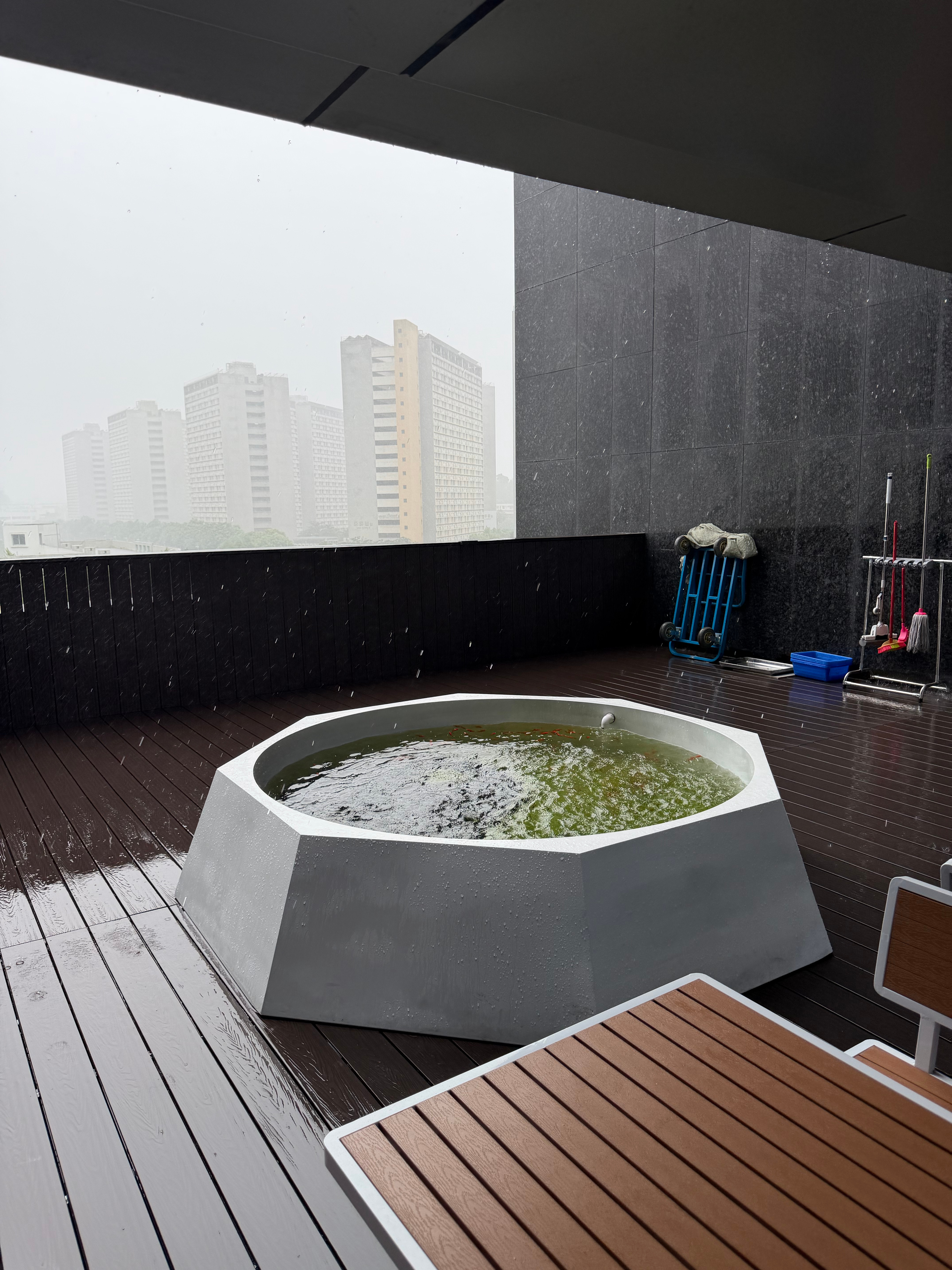 说起夏天的深圳，大部分时间在下雨，三天下九顿 