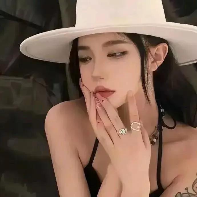 玉钗斜插鬓，轻纱掩香肌。簪玉红妆 簪花映鬓 凤钗霞帔 簪凤钗 古风凤钗 蝶恋花发