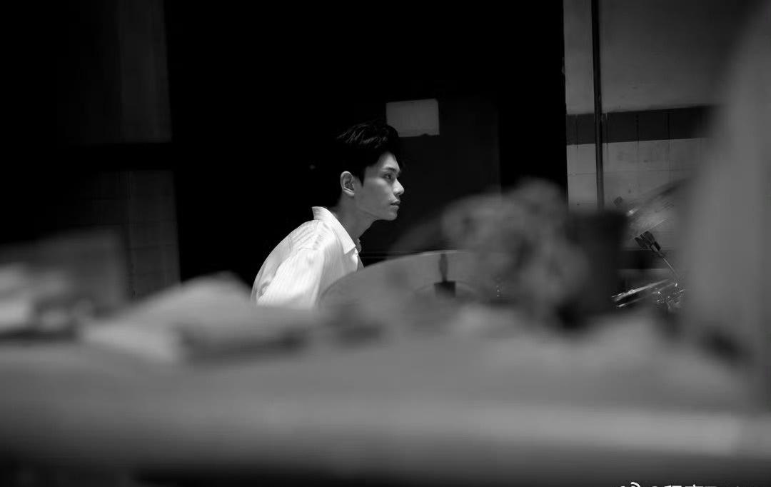 陈伦不是霸总❌是@丁禹兮✨对“标签化浪漫”的反击✅他用形销骨立的脆弱感🥰阴鸷与