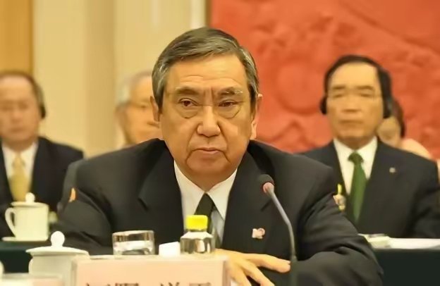 过去中日一闹别扭，商界总能找缝隙钻，代表团照样能去，见面照样能谈，回国照样能对股