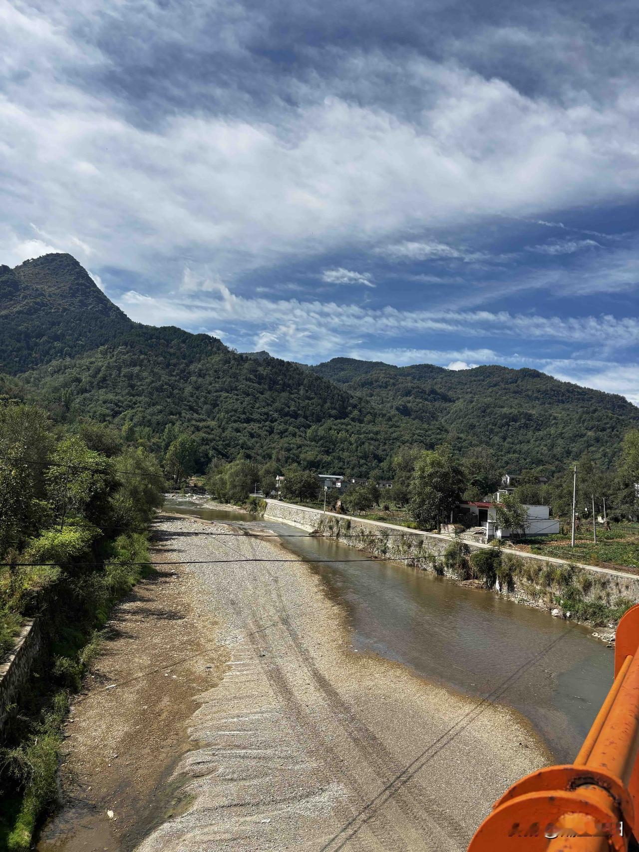 商洛安山驿门前这河，叫什么名字呢？这河汇入丹江河，安山驿旁边有路，往北走，里面有