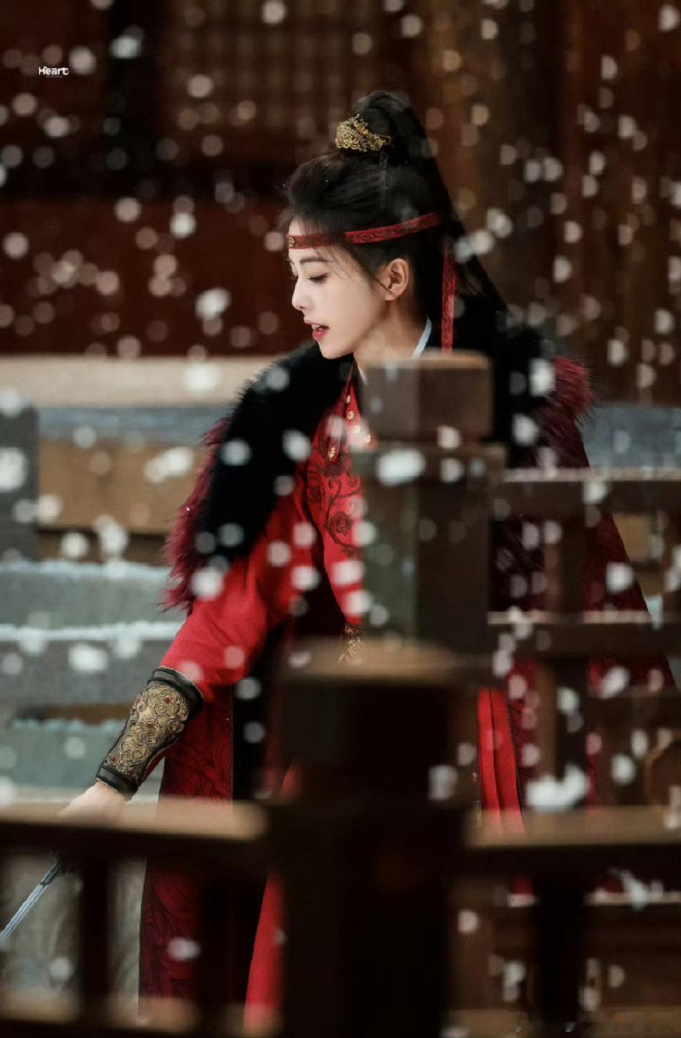 白鹿李佩仪审讯直拍 白鹿在审讯戏里的爆发力和控制力结合得真好。收放自如，既保持了