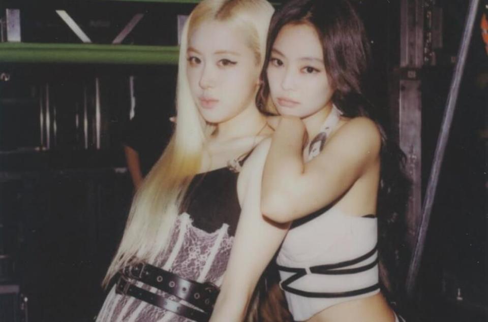 Jennie在Instagram发布巡演总结照片，后删除与朴彩英的合照引发争议。