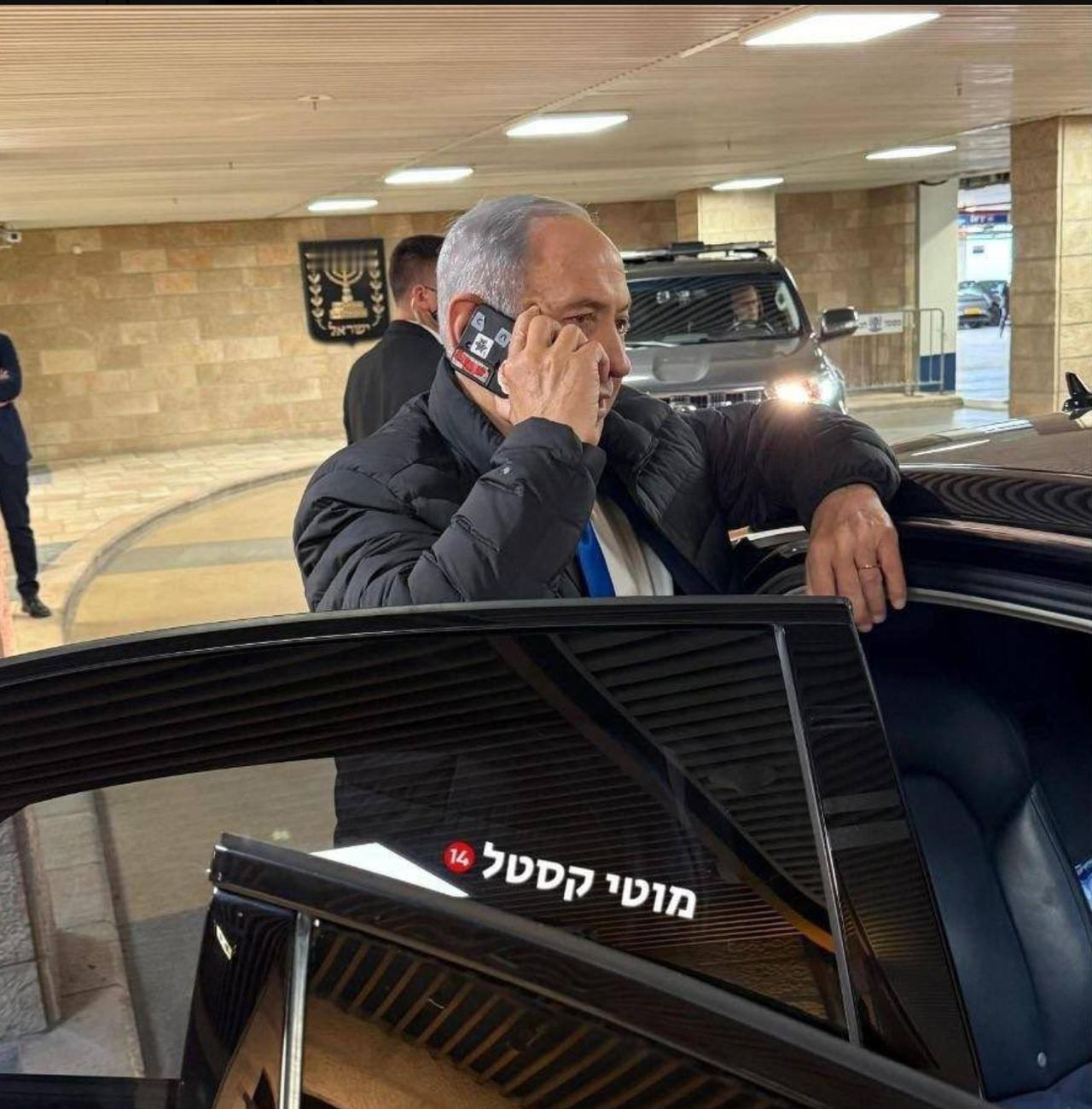 以色列总理内塔尼亚胡手机摄像头被红色胶带遮盖的照片近日在网络上引发热议。
这张图