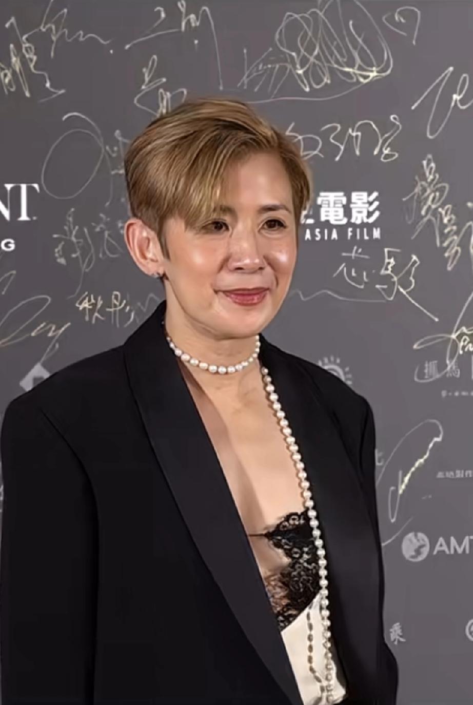 吴君如好敢穿，又帅又性感

让人想到十三妹，比男人还爷们，又拽又酷，结果竟然嫁人