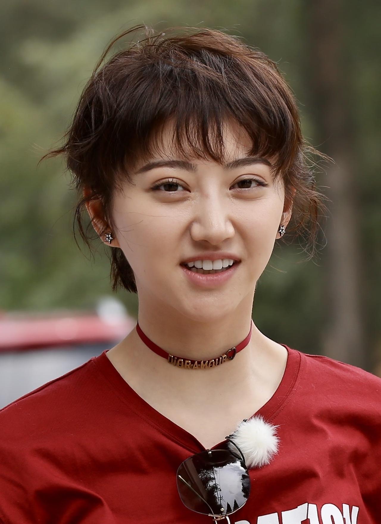 虽然网上很多人力挺景甜， 站在女性的视角对她给予了同情和声援，认为她是恋爱脑遇人