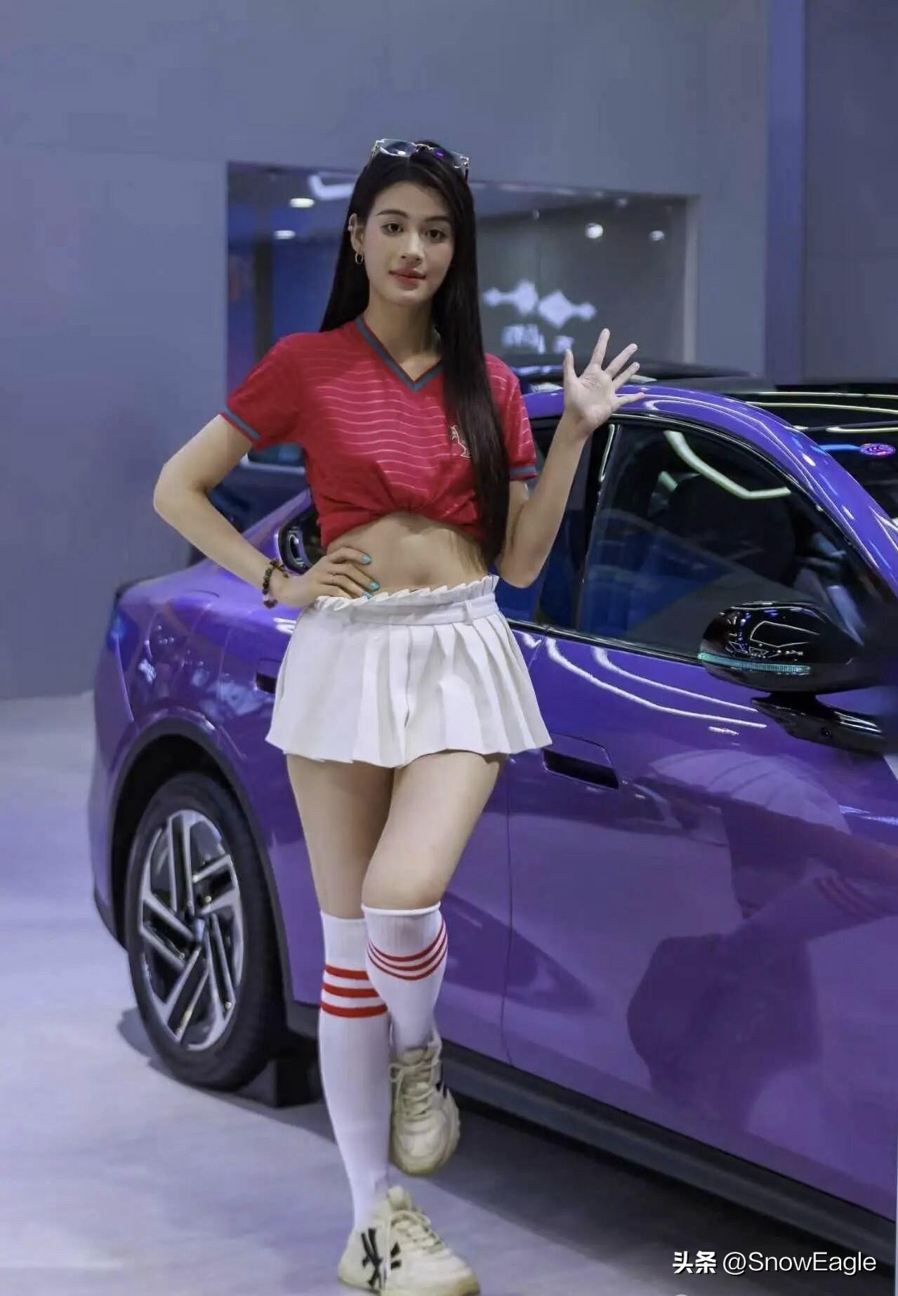 元气少女与炫酷紫车，车展上的时尚碰撞！