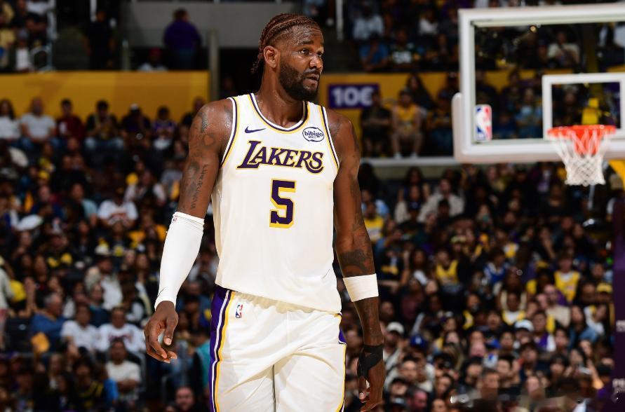 NBA常规赛，湖人120-114战胜灰熊。赛后湖人主教练雷迪克接受采访，谈到艾顿