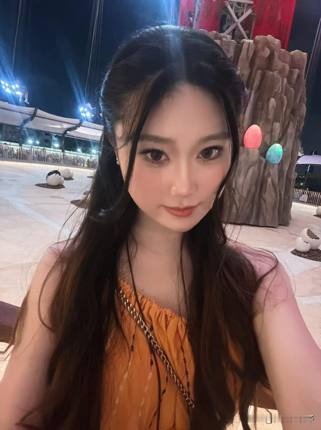 夜晚的游乐园，少女自拍，梦幻灯光，快乐时光泰国黄金屋旅游景点分享 清迈生活日常度