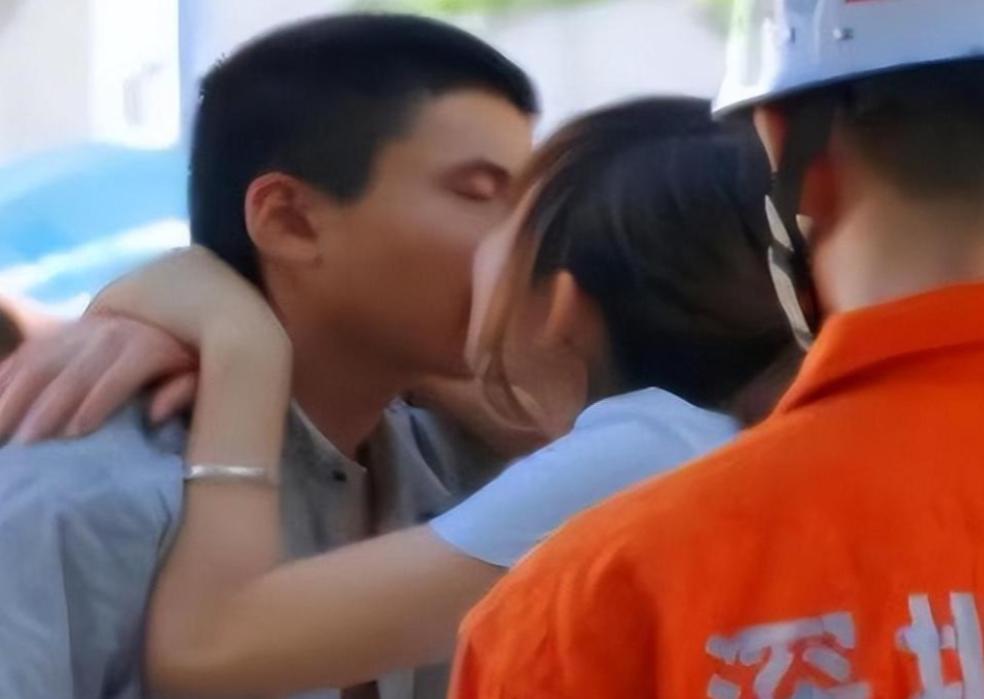 深圳一名男孩欲跳桥自杀，被一名过路的19岁女孩看到，她上去亲吻男孩，并说：没人要