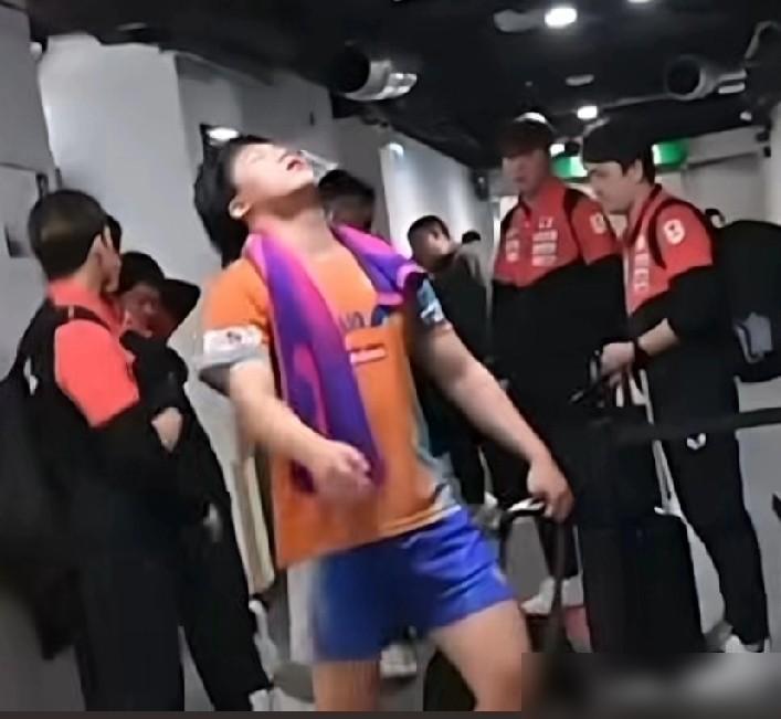 心疼大头半天了，看到这个视频一下子就被逗笑了！

说下前因后果吧，就是松岛辉空比