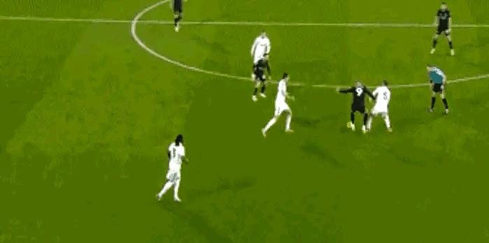 赢球全靠对面送？曼城这后防线真悬了。

客场打个保级区的富勒姆，居然搞成了5:4