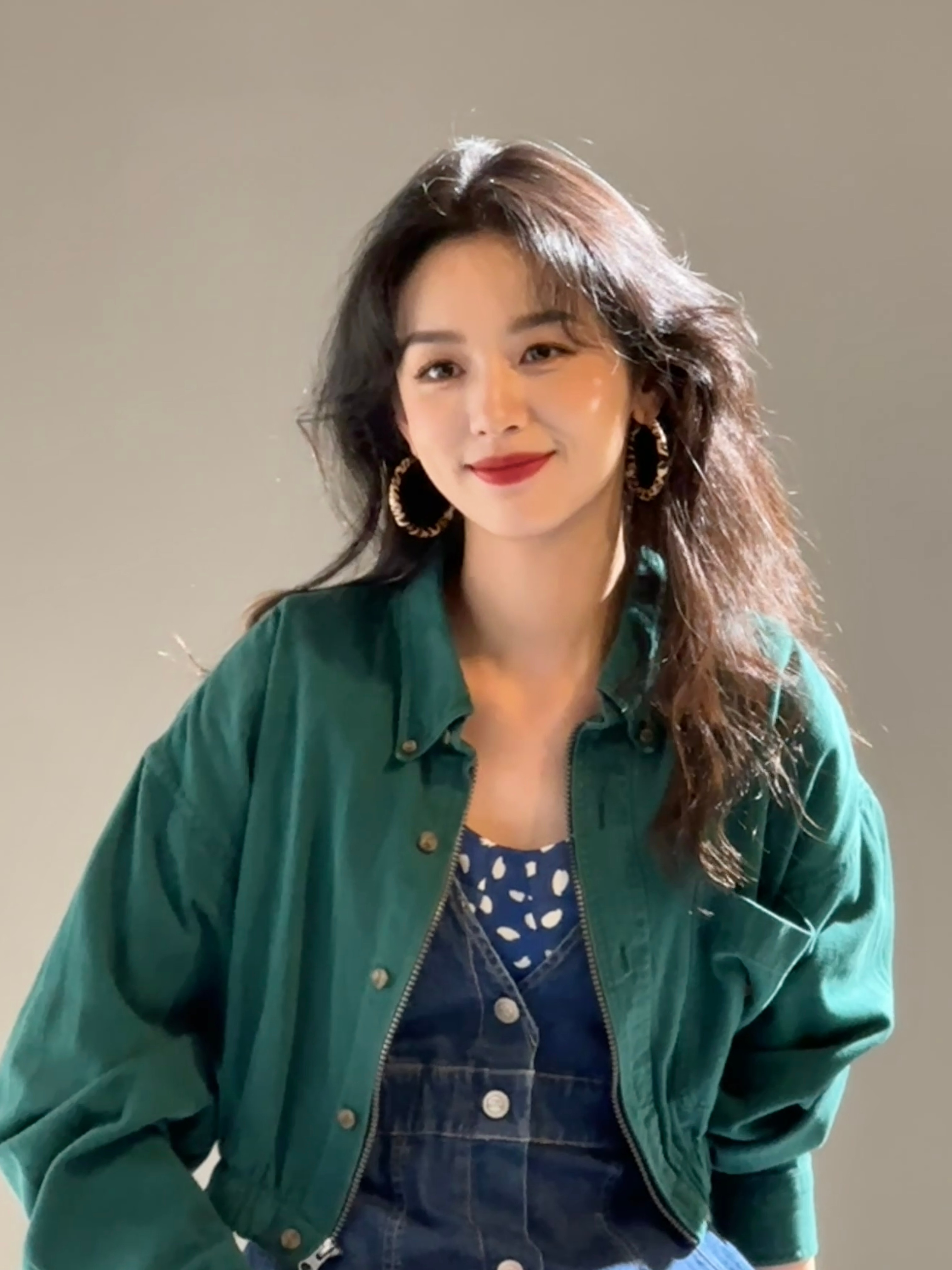 周也这套妆造太漂亮了吧！！笑起来脸上的酒窝好可爱，好明媚啊而是这个氛围和绿色外套