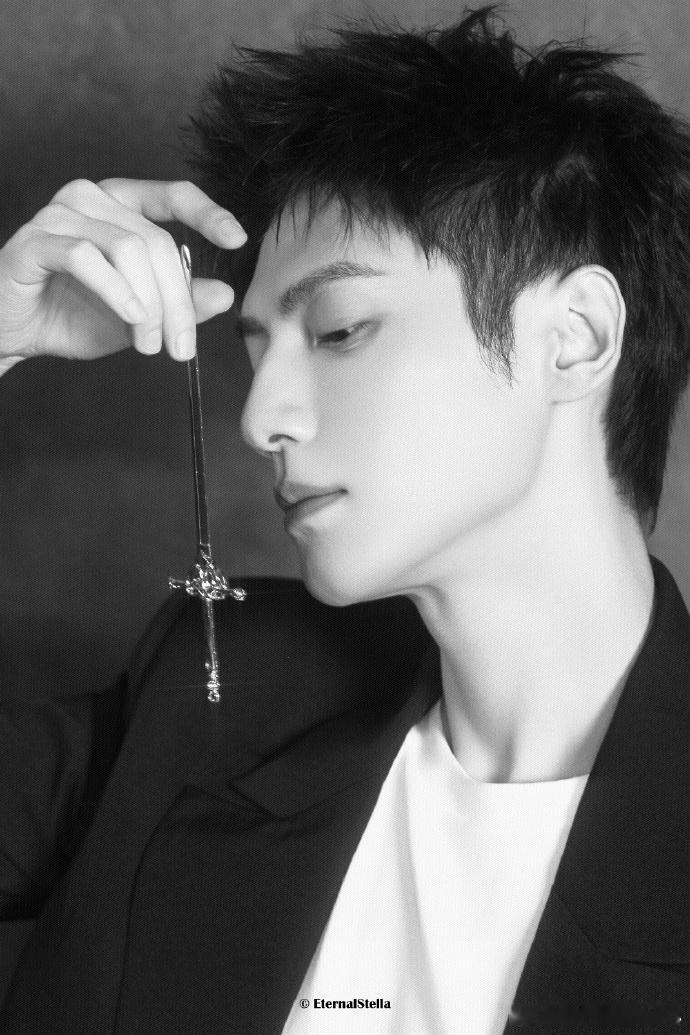 直播里罗云熙聊综艺超坦诚！被问《花少》类邀约时表示可能考虑，还说超爱推理类节目，