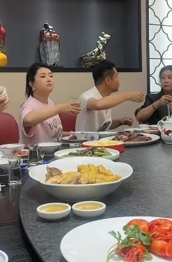 微辣团队的成员们齐聚广东佛山，准备6月11日新歌《故乡的四季》发布活动。粉丝姐姐