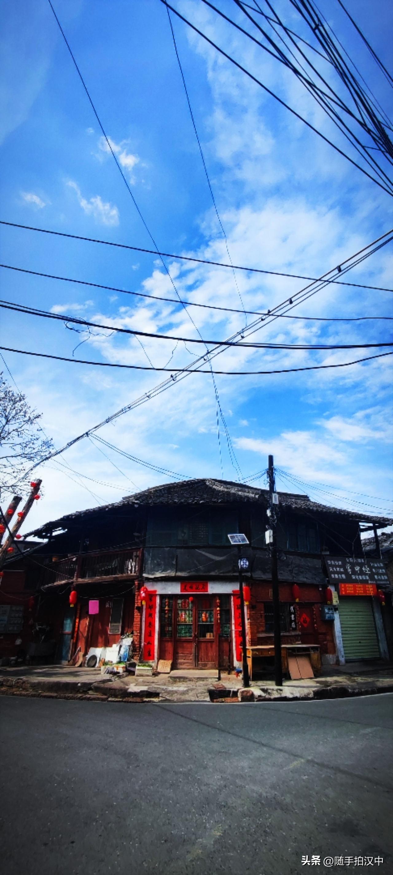 集卡领红包午后放晴，也是片刻工夫。恰好路过丁字街的转角处，拍一张很入画的旧城模样
