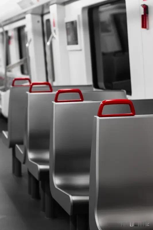 坐地铁的时候有没有想过，为啥只有地铁座位是竖着的呢？火车、公交大多是横排座位，地