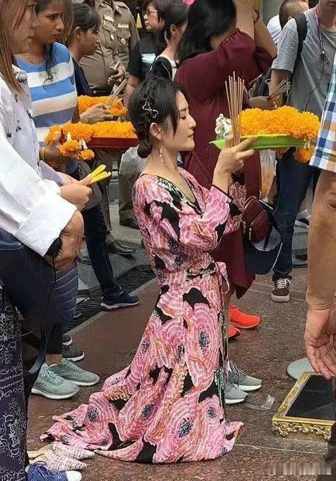 有钱人也有烦恼吗？谢娜这是在求什么？？？  