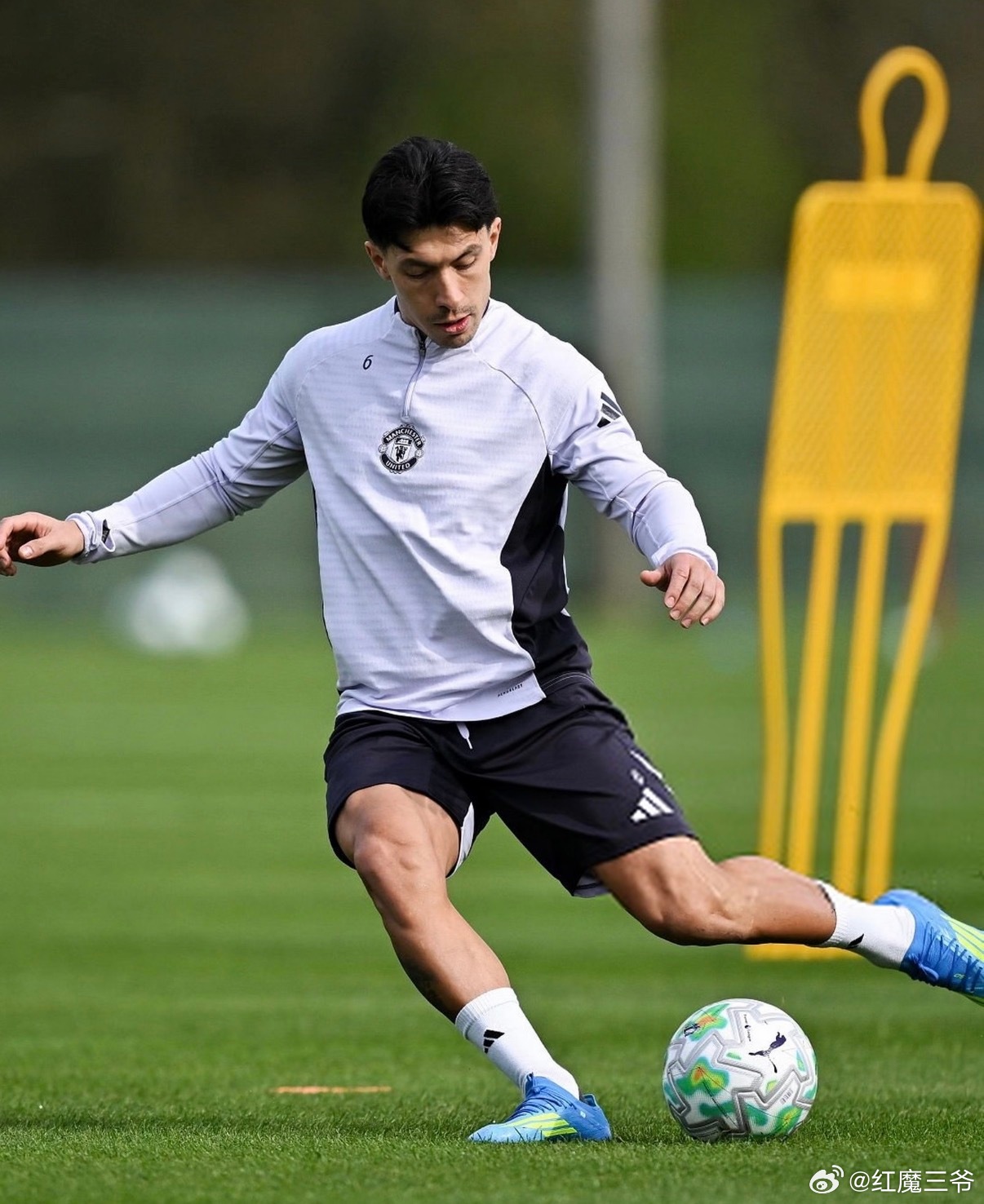 曼联  曼联爱尔兰首训精彩图 中后场组合亮相，利查参与合练，多尔古暂未现身都柏林